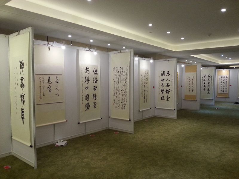 八棱柱掛畫(huà)展板