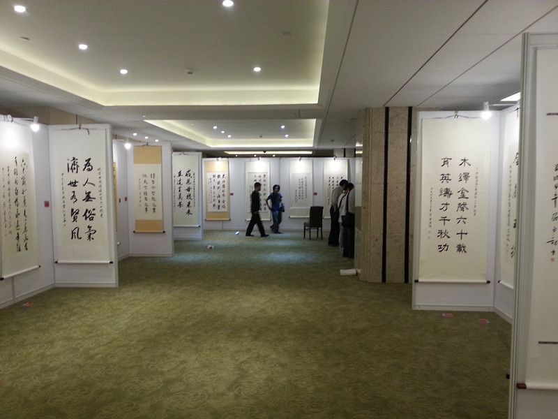 八棱柱掛畫(huà)展板